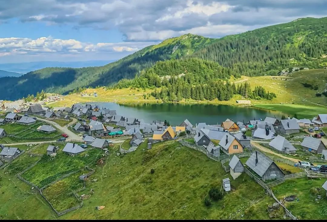 Nevjerovatno jezero u BiH na kojem cijela vikendica košta 50KM za noć
