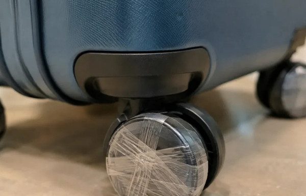 Svi ovo rade pred put, a retko ko zna zašto: Stavite lepljivu traku na točkiće kofera i rešite veliki problem Svi ovo rade pred put, a retko ko zna zašto: Stavite lepljivu traku na točkiće kofera i rešite veliki problem - content image