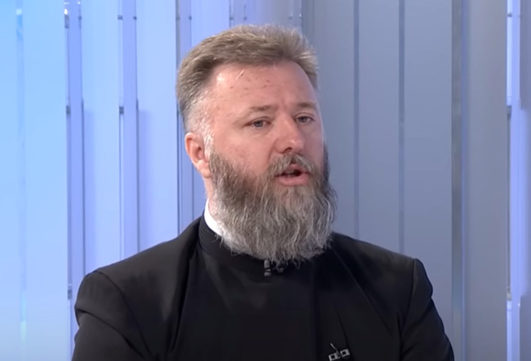 “Na grobu NE PALITE CIGARETU i ne nosite plastično cvijeće” Otac Predrag Popović o greškama koje svi čine odlaskom na groblje - featured image