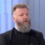“Na grobu NE PALITE CIGARETU i ne nosite plastično cvijeće” Otac Predrag Popović o greškama koje svi čine odlaskom na groblje “Na grobu NE PALITE CIGARETU i ne nosite plastično cvijeće” Otac Predrag Popović o greškama koje svi čine odlaskom na groblje - featured image