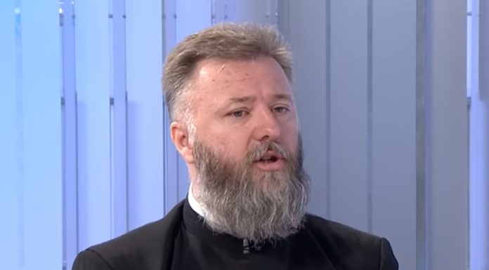 “Na grobu NE PALITE CIGARETU i ne nosite plastično cvijeće” Otac Predrag Popović o greškama koje svi čine odlaskom na groblje “Na grobu NE PALITE CIGARETU i ne nosite plastično cvijeće” Otac Predrag Popović o greškama koje svi čine odlaskom na groblje - featured image