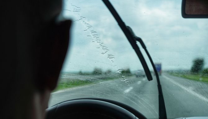 Brisači vam ostavljaju mrlje? Prvo probajte ovaj trik pre nego što kupite nove Brisači vam ostavljaju mrlje? Prvo probajte ovaj trik pre nego što kupite nove - featured image