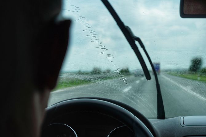Brisači vam ostavljaju mrlje? Prvo probajte ovaj trik pre nego što kupite nove - featured image