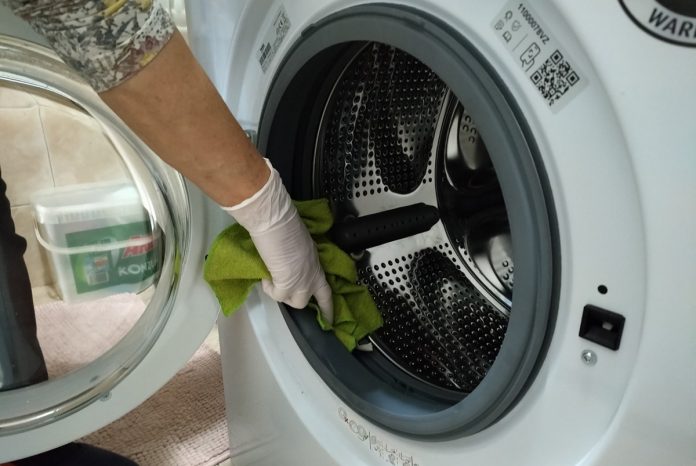 OVA stvar je izvukla svu prljavštinu, kamenac i buđ iz REZERVOARA u mojoj mašini za pranje veša: PETNAEST MINUTA I BIT ĆE KAO NOVA! - featured image